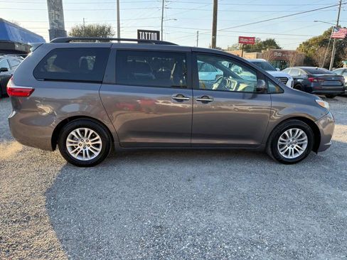 Used 2016 Toyota Sienna XLE w/ Entertainment Package image 4
