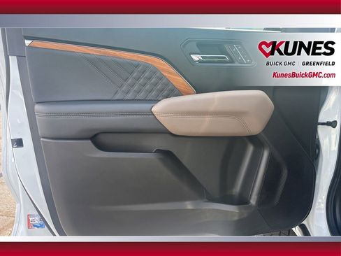 Used 2024 GMC Canyon Denali image 14