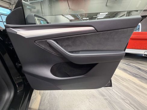 Used 2022 Tesla Model Y Long Range image 36