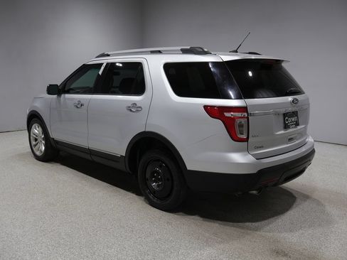 Used 2015 Ford Explorer XLT w/ Equipment Group 202A FWD image 4