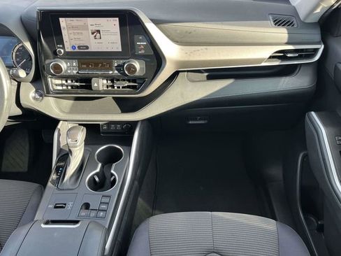 Used 2023 Toyota Highlander L image 19