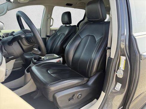 Used 2023 Chrysler Pacifica Touring-L FWD image 7