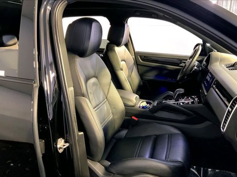 Used 2022 Porsche Cayenne image 36
