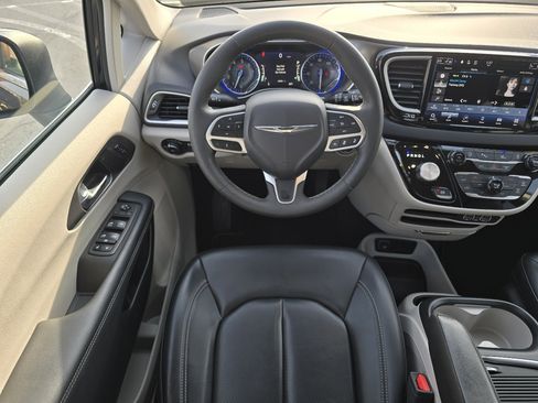 Used 2023 Chrysler Pacifica Touring-L image 28