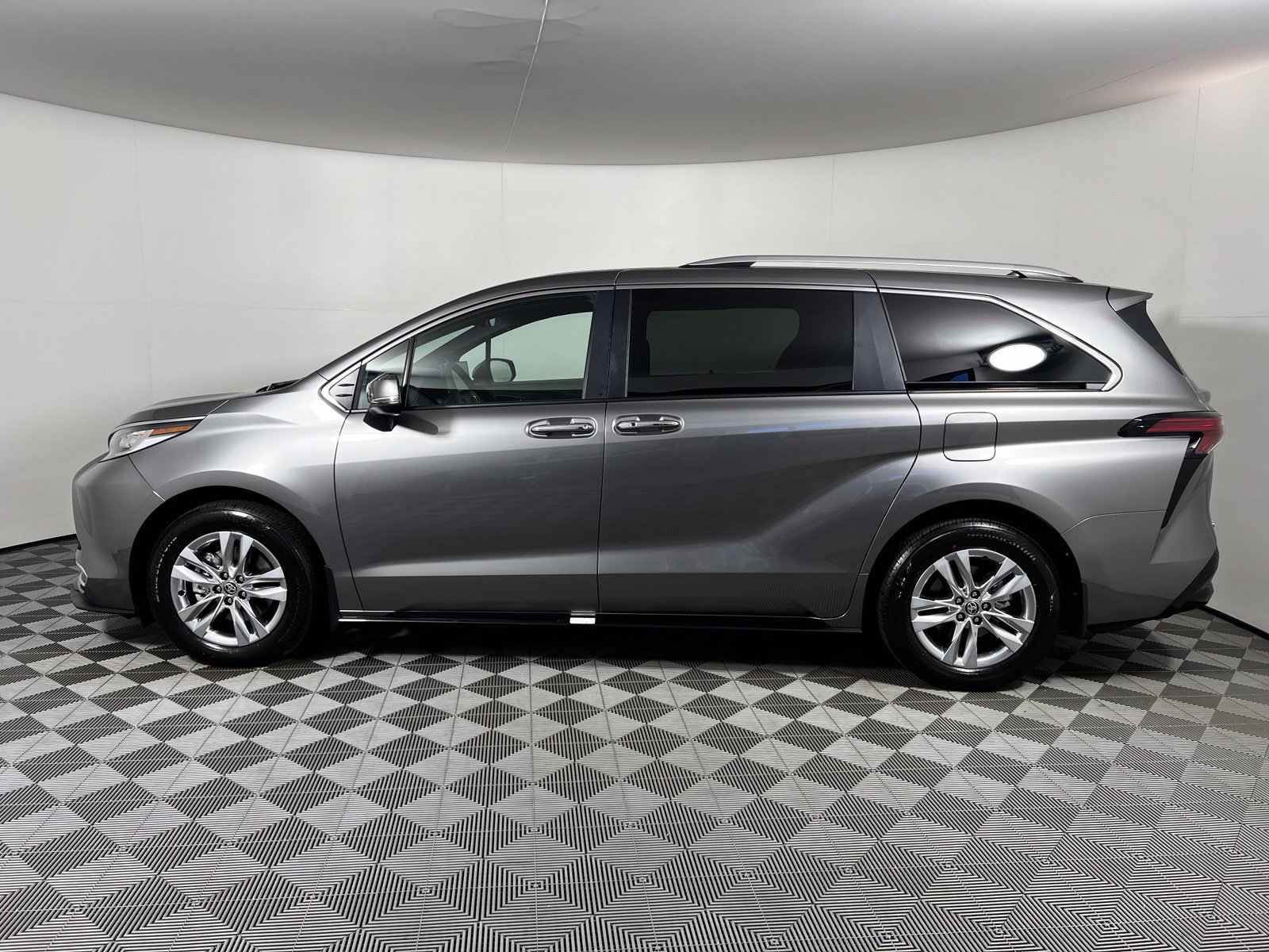 Used 2026 Toyota Sienna Limited FWD image 8