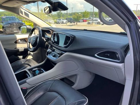 Used 2022 Chrysler Pacifica Limited FWD image 30