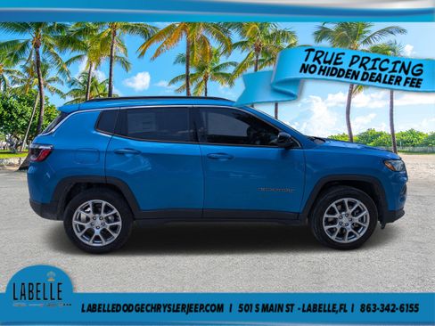 Used 2024 Jeep Compass Latitude AWD/4WD image 2