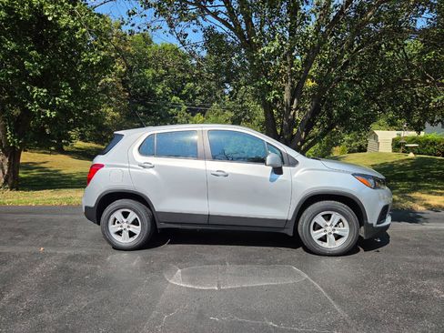 Used 2018 Chevrolet Trax LS AWD/4WD image 3