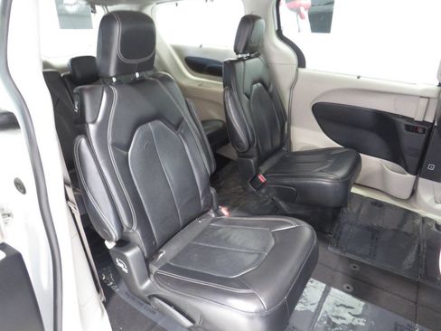 Used 2022 Chrysler Pacifica Touring-L FWD image 11