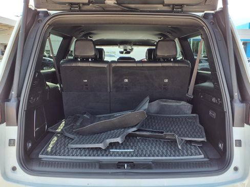 Used 2024 Jeep Wagoneer L Series II w/ Flexible Seating Group RWD image 11