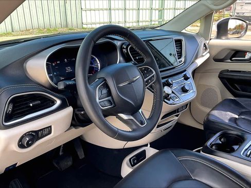Used 2023 Chrysler Pacifica Touring-L image 18