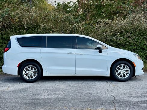 Used 2017 Chrysler Pacifica LX image 4