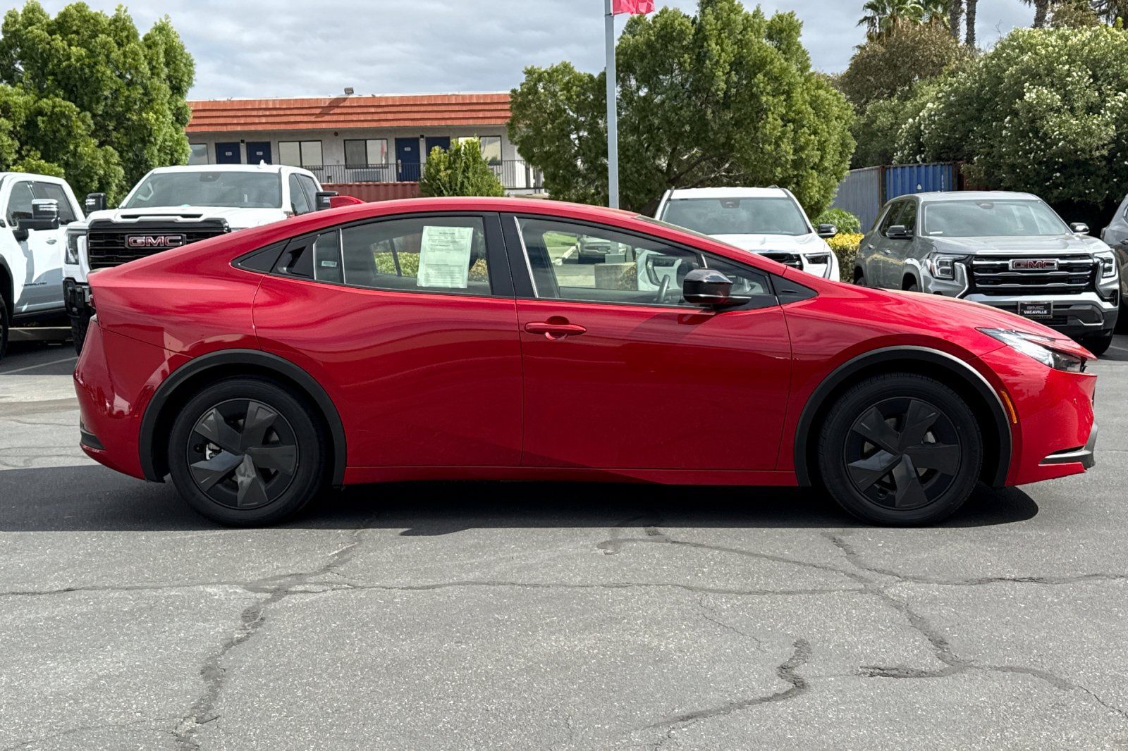 Used 2025 Toyota Prius LE FWD image 3