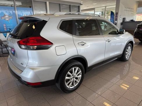 Used 2017 Nissan Rogue SV FWD image 3