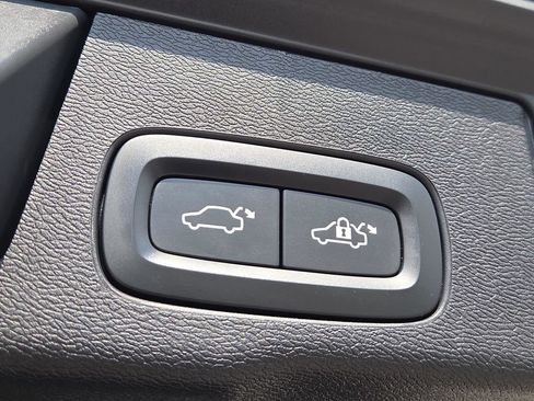 Used 2023 Volvo XC60 B5 Plus AWD/4WD image 18