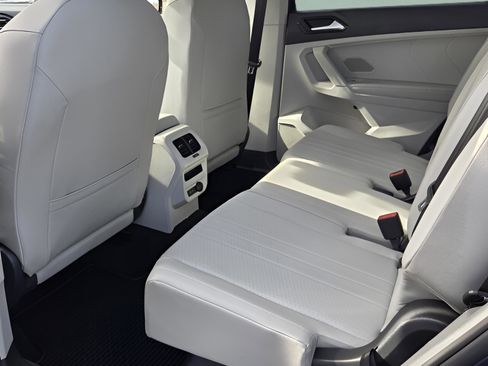 Used 2022 Volkswagen Tiguan SE image 10