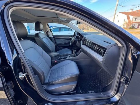 Certified 2025 Volkswagen Jetta SEL image 25