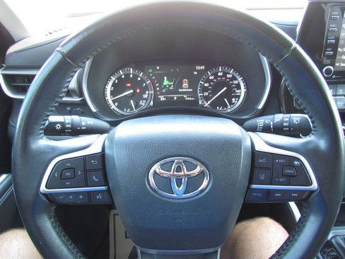 Used 2022 Toyota Highlander XLE AWD/4WD image 25