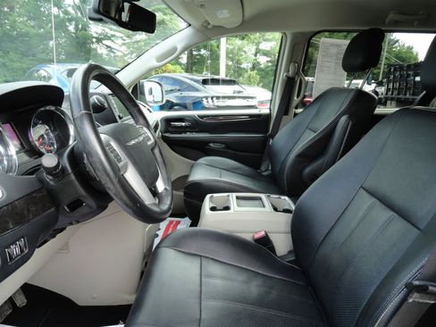 Used 2016 Chrysler Town & Country Touring-L w/ Driver Convenience Group FWD image 13