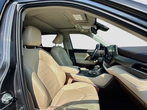Used 2022 Toyota Highlander XLE FWD image 28