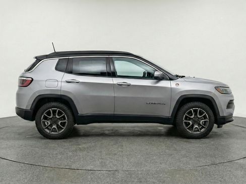 Used 2025 Jeep Compass Trailhawk image 11