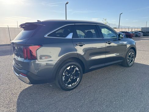 Used 2024 Kia Sorento S image 5