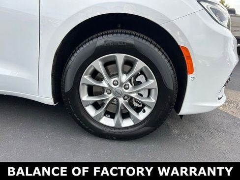 Used 2024 Chrysler Pacifica Touring-L image 8