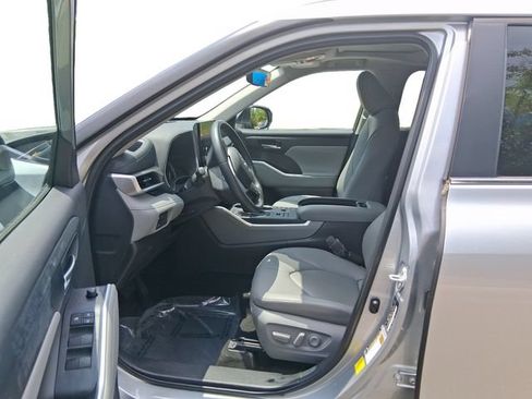 Used 2024 Toyota Highlander XLE AWD/4WD image 10