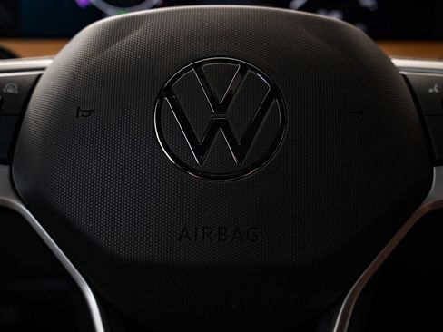 Used 2025 Volkswagen Tiguan SEL R-Line AWD/4WD image 32