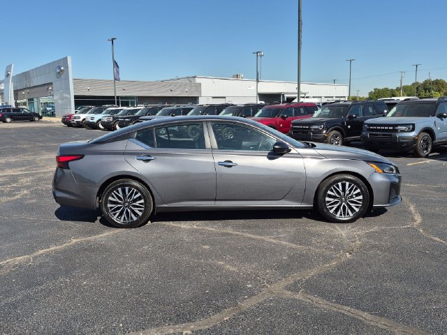 Used 2025 Nissan Altima 2.5 SV FWD image 9