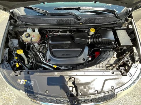 Used 2023 Chrysler Pacifica Limited FWD image 8