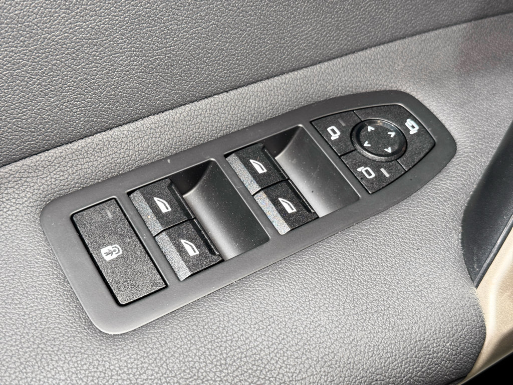 Used 2025 BMW iX xDrive50 w/ Sport Package AWD/4WD image 7