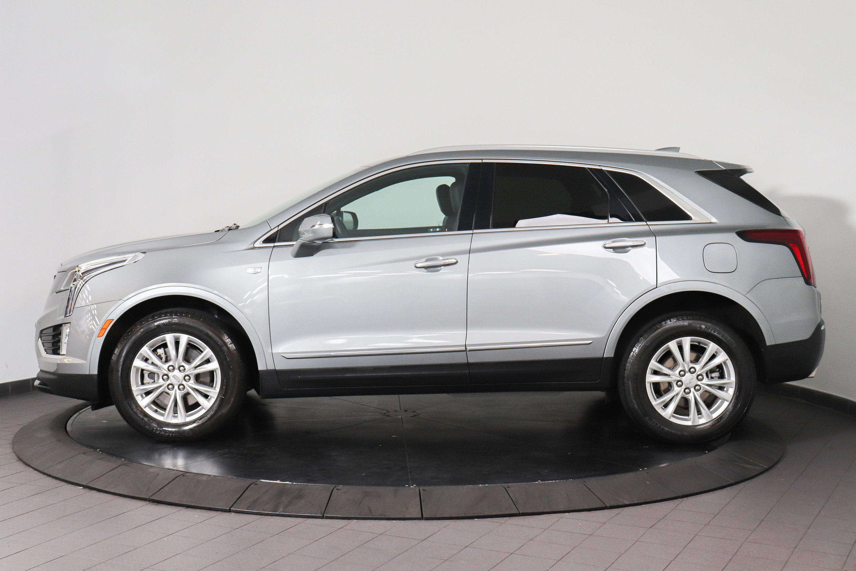 Used 2023 Cadillac XT5 Luxury AWD/4WD image 2