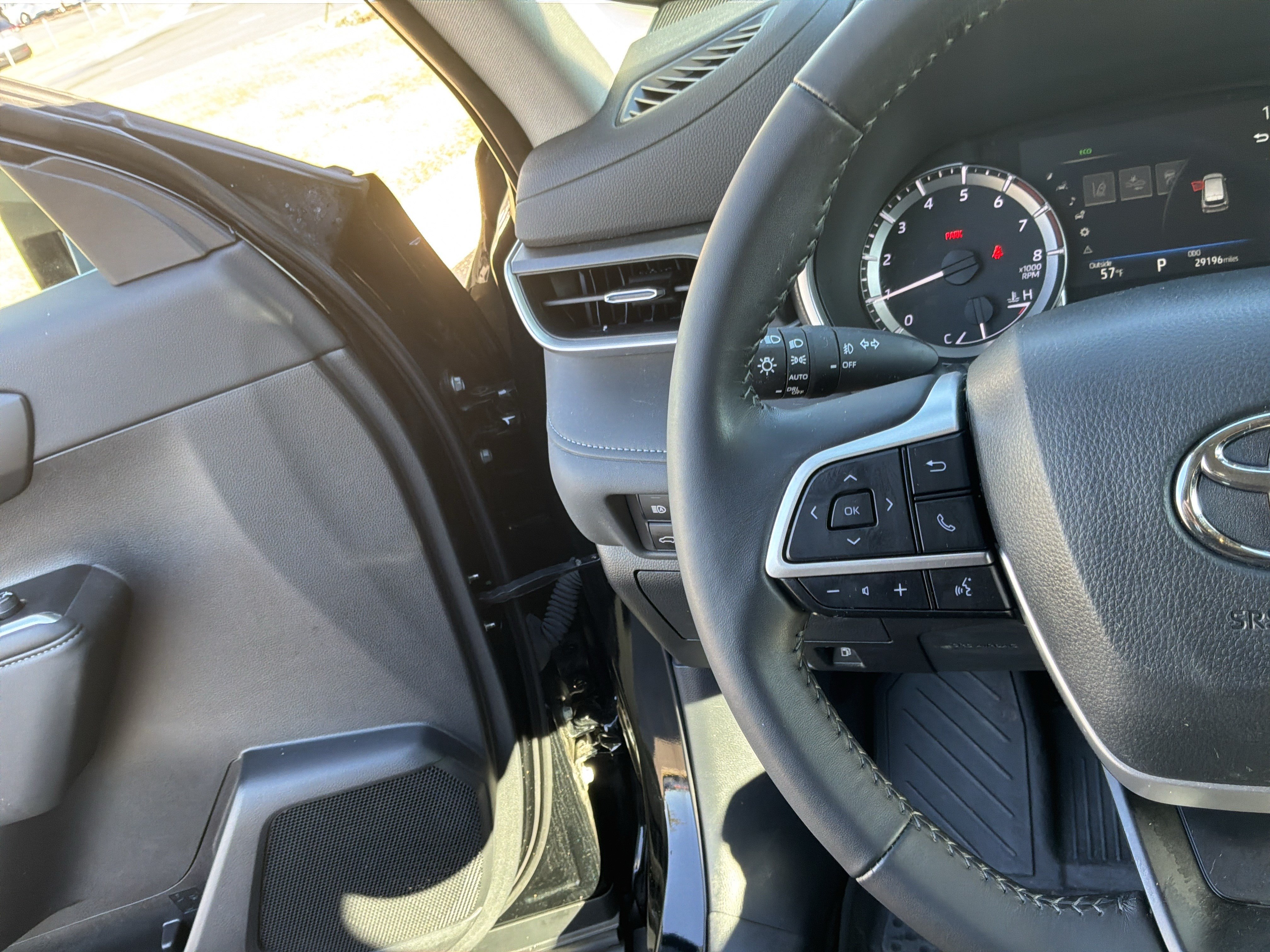 Used 2024 Toyota Highlander XLE AWD/4WD image 19