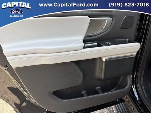 Certified 2025 Ford Expedition Max Platinum w/ Driver's Package AWD/4WD image 17