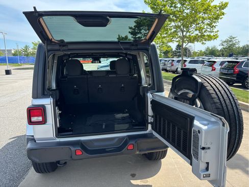 Used 2024 Jeep Wrangler Unlimited w/ Convenience Group AWD/4WD image 10