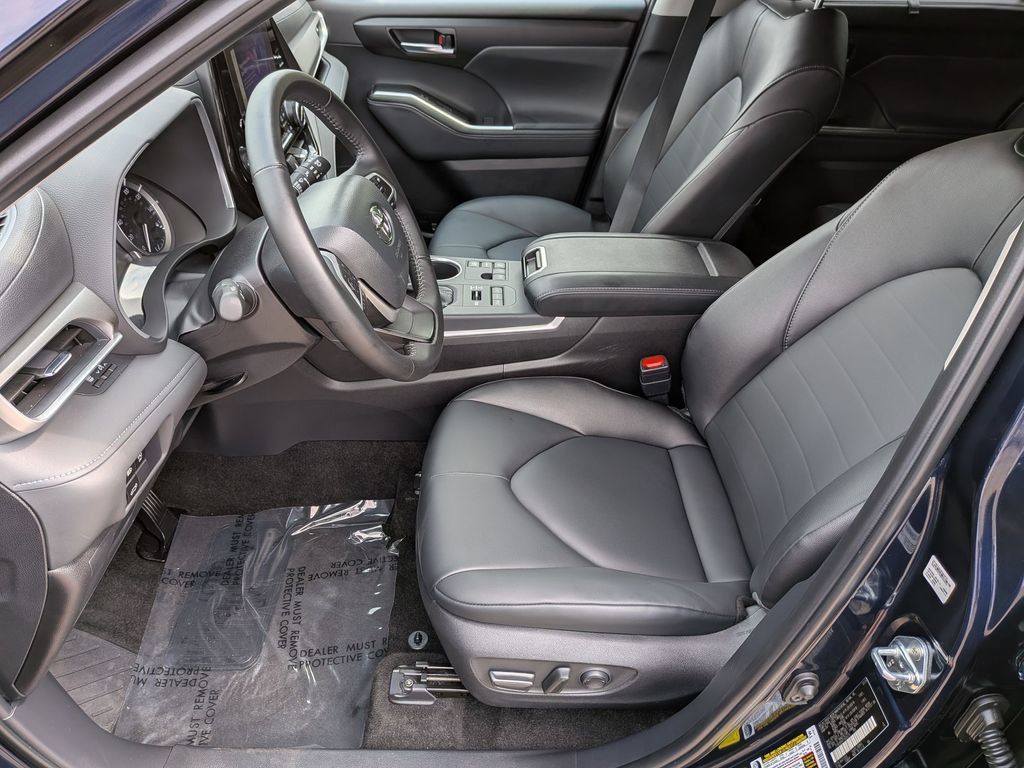 Used 2026 Toyota Highlander XLE AWD/4WD image 16