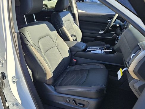 New 2025 Nissan Pathfinder Platinum image 16