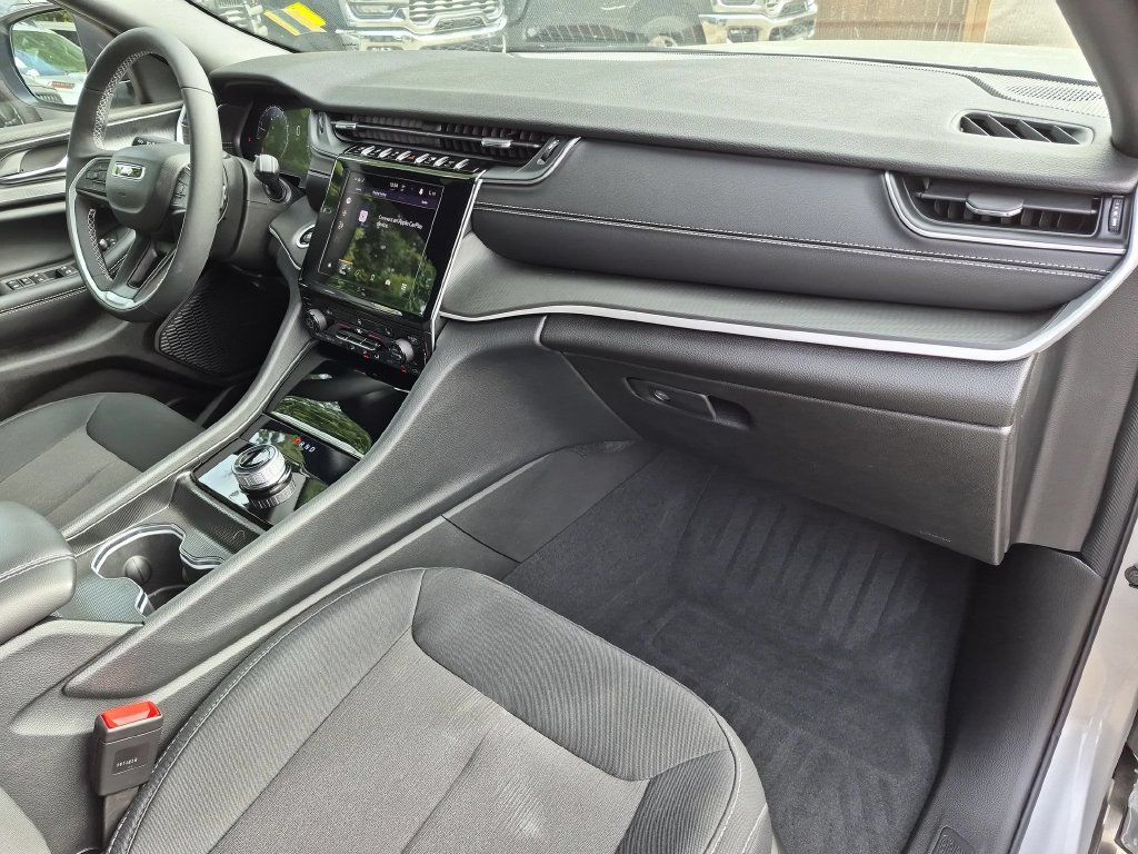 Certified 2025 Jeep Grand Cherokee L Laredo w/ Luxury Tech Group I AWD/4WD image 17