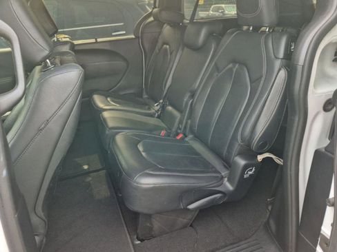 Used 2020 Chrysler Pacifica Touring-L Plus w/ Advanced Safetytec Group FWD image 13