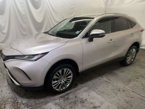 Used 2024 Toyota Venza XLE image 4