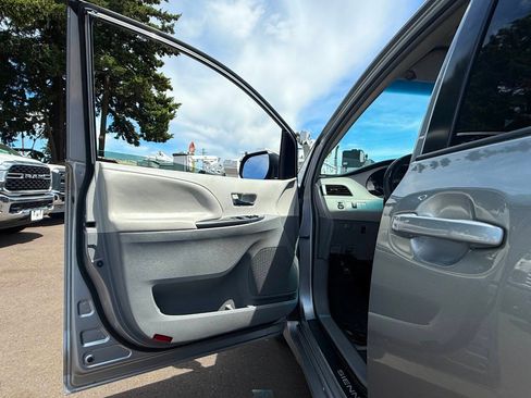 Used 2012 Toyota Sienna SE FWD image 20