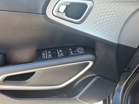 Used 2023 Kia Soul LX image 12