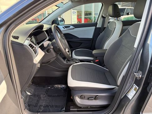 Certified 2025 Volkswagen Taos SE image 11