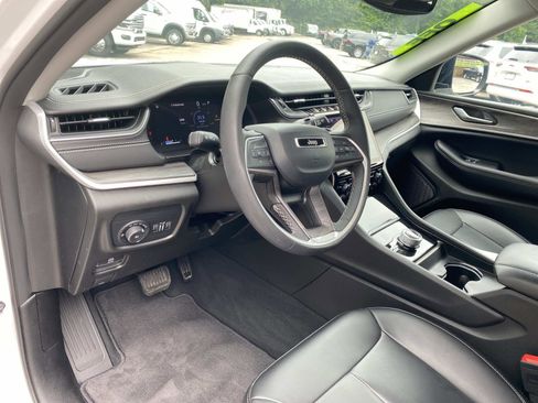 Used 2024 Jeep Grand Cherokee Limited w/ Black Appearance Package AWD/4WD image 27