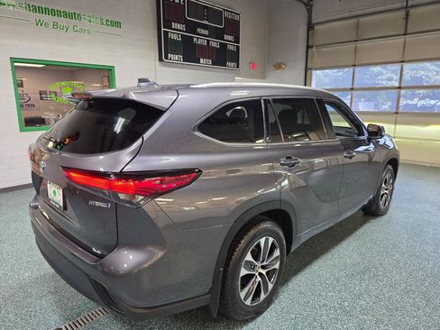 Used 2022 Toyota Highlander XLE AWD/4WD image 6