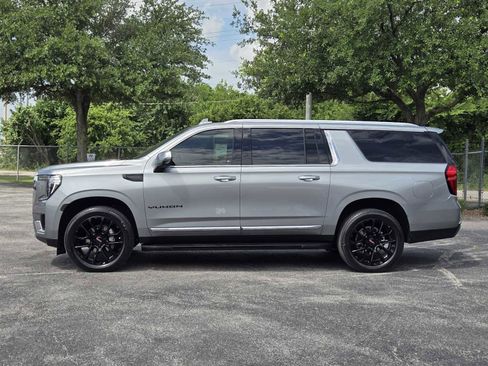 Certified 2024 GMC Yukon XL SLT w/ SLT Luxury Package AWD/4WD image 4