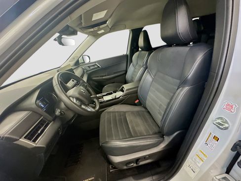 Used 2025 Mitsubishi Outlander SE image 13