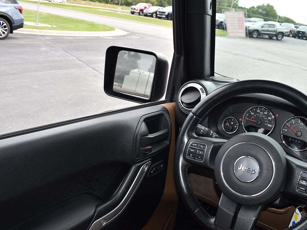 Used 2016 Jeep Wrangler Unlimited Sahara w/ Connectivity Group AWD/4WD image 18