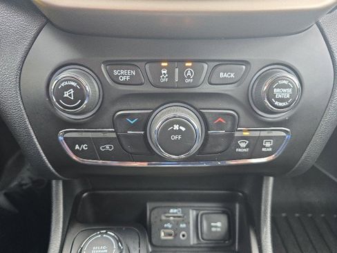 Used 2016 Jeep Cherokee Latitude w/ Cold Weather Group image 28